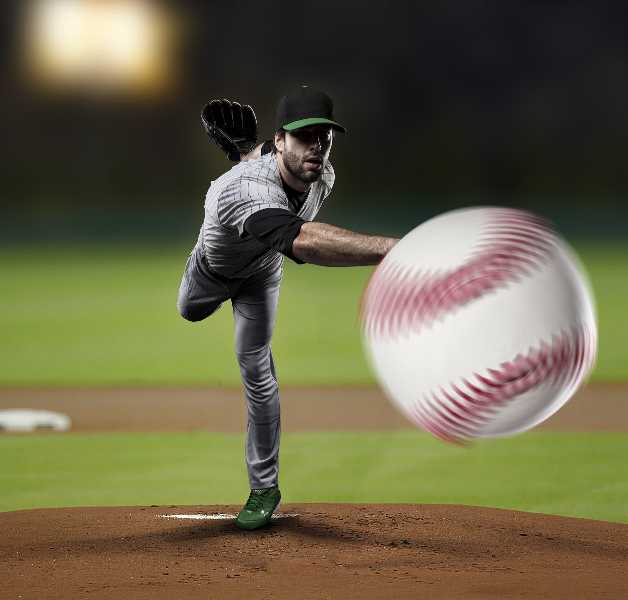 Кидает влево. Бросать мяч. Бейсболист кидает мяч. Человек бросает мяч. Бросок бейсбольного мяча.
