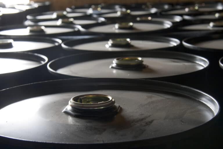 VOL REPORT: Oil-Rates Correlation Jumps to a 35-Year High